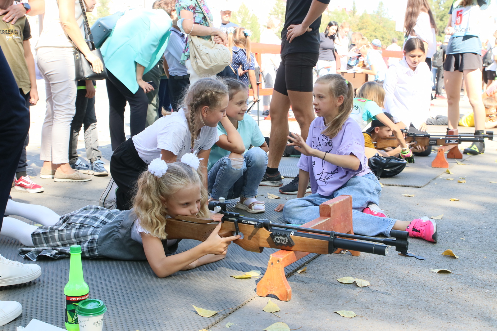 Дети пытались «примерить» на себе биатлонную винтовку.  Фото Виктора Лушкина