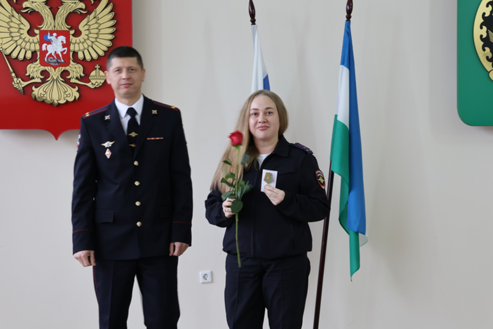 Сотруднику полиции из Октябрьского вручили медаль за содействие спецоперации