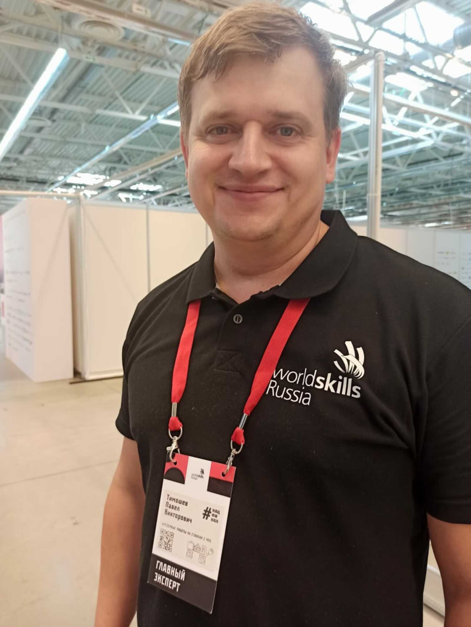 Участники чемпионата WorldSkills Russia работают на станках с часовым программным управлением