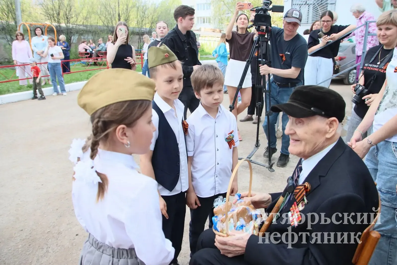 В Октябрьском для ветерана Великой Отечественной войны провели парад у дома