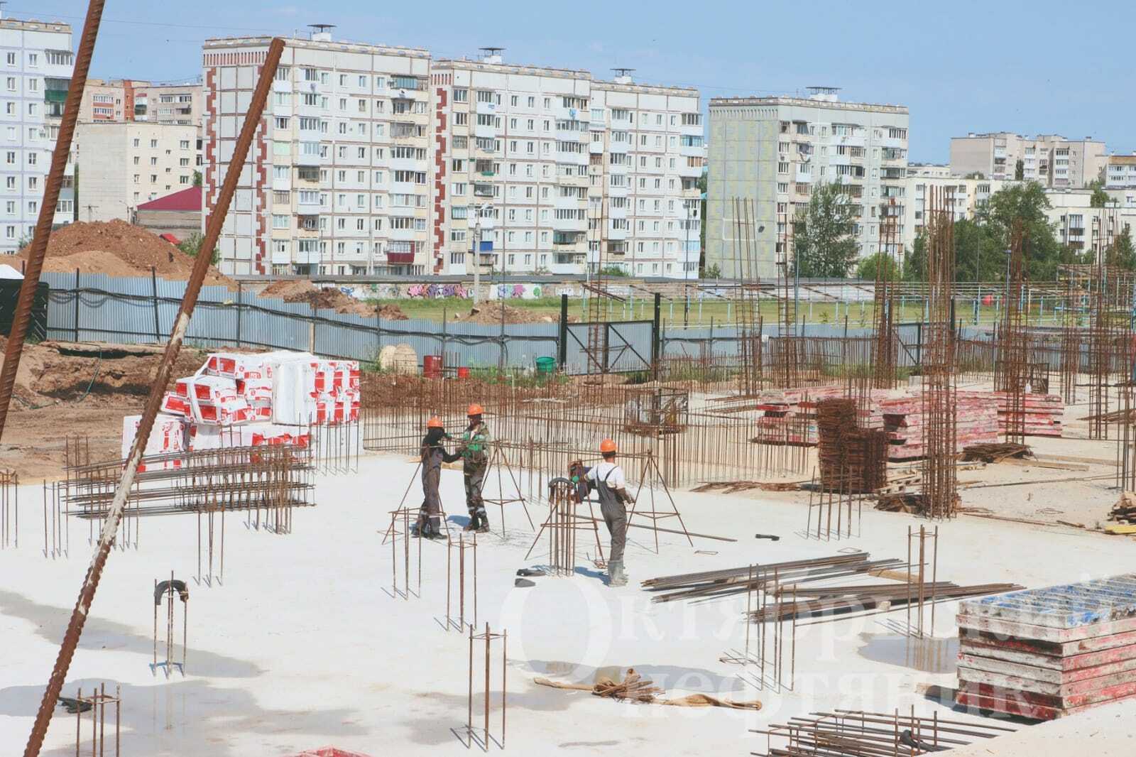 В Октябрьском продолжают строить спортивно-оздоровительный комплекс