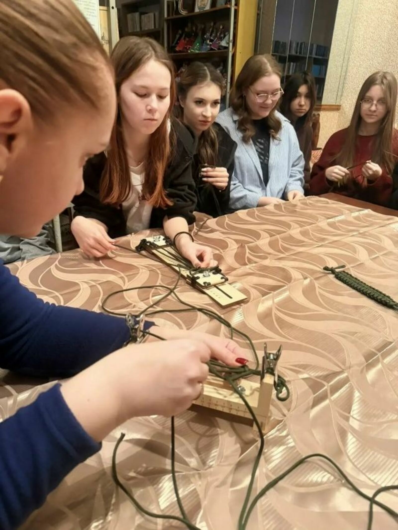 В Октябрьском многопрофильном колледже плели «браслеты выживания»