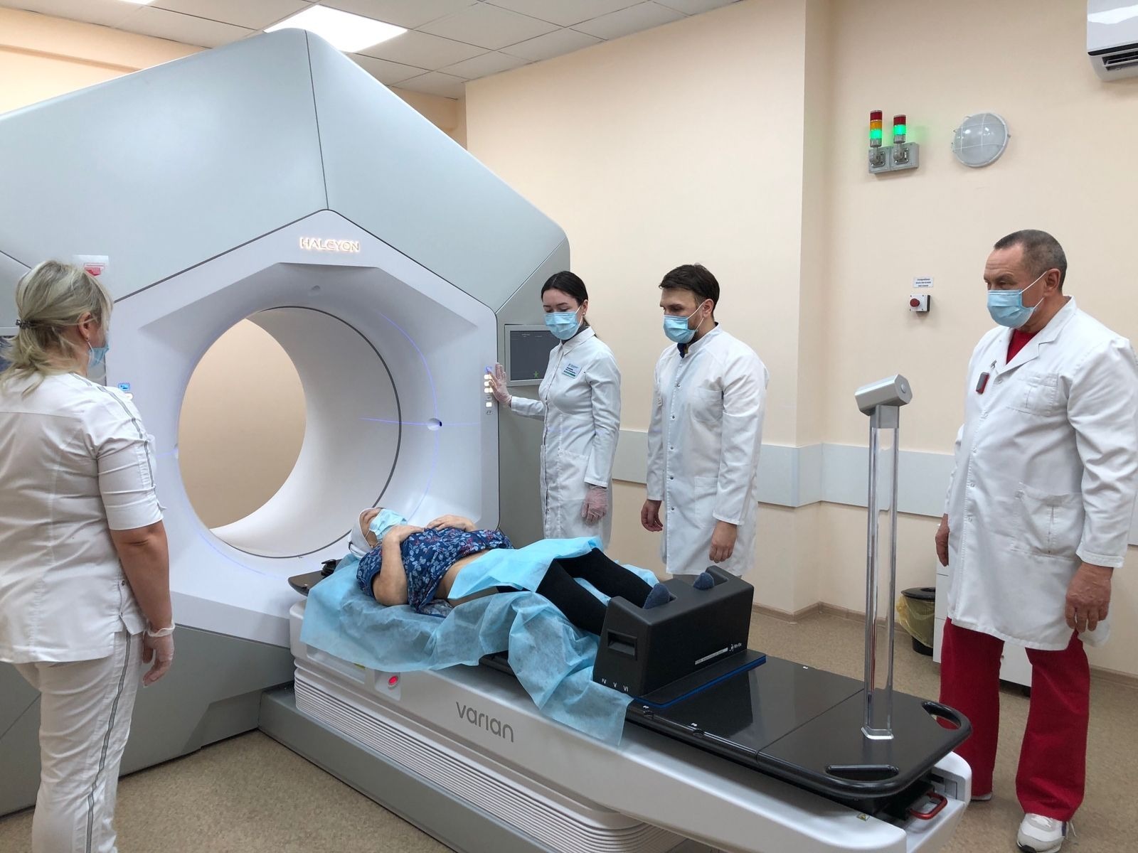 В Башкирии онкобольных начали лечить на новом медоборудовании