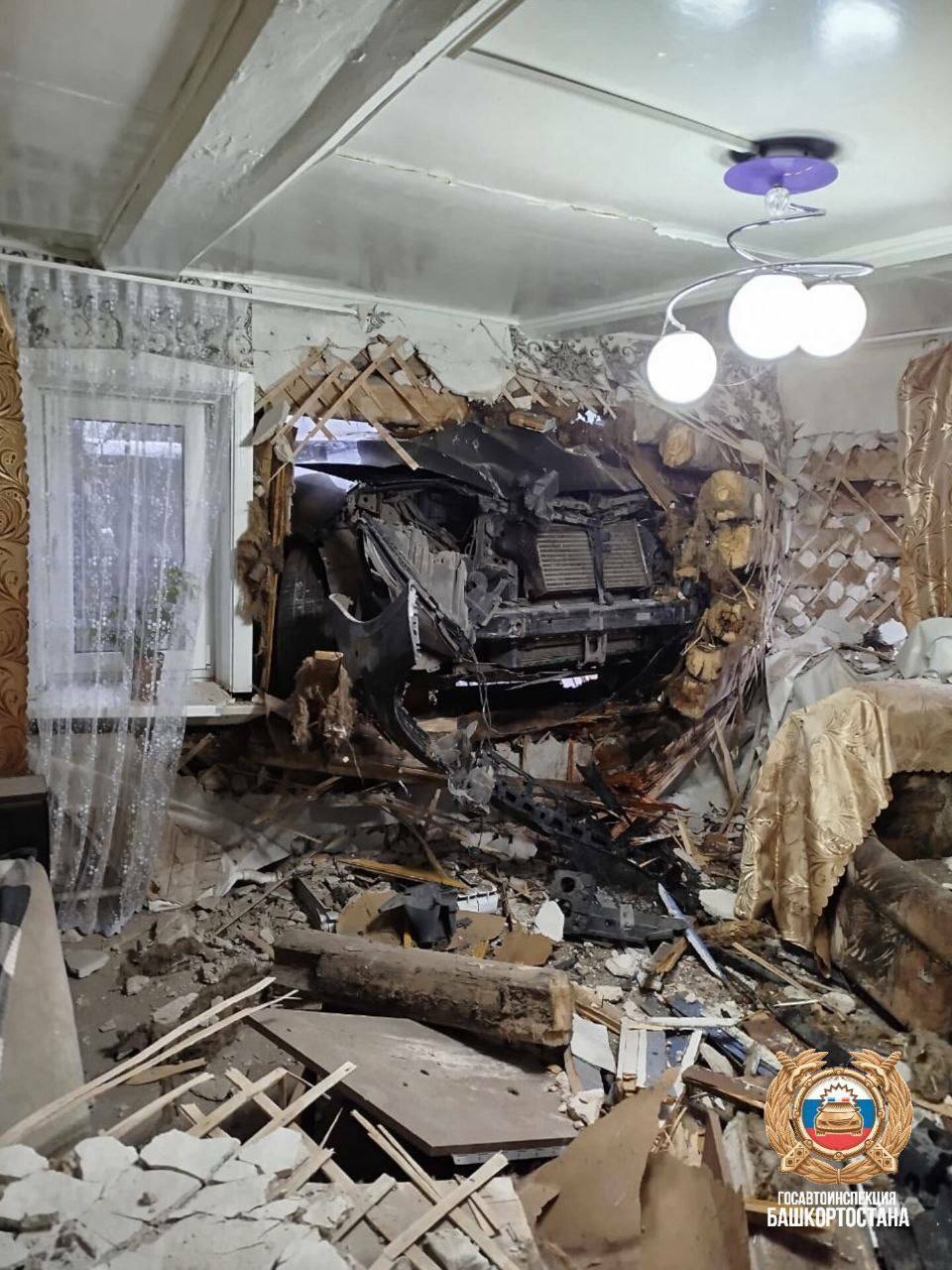 В Октябрьском «Мерседес» влетел в жилой дом