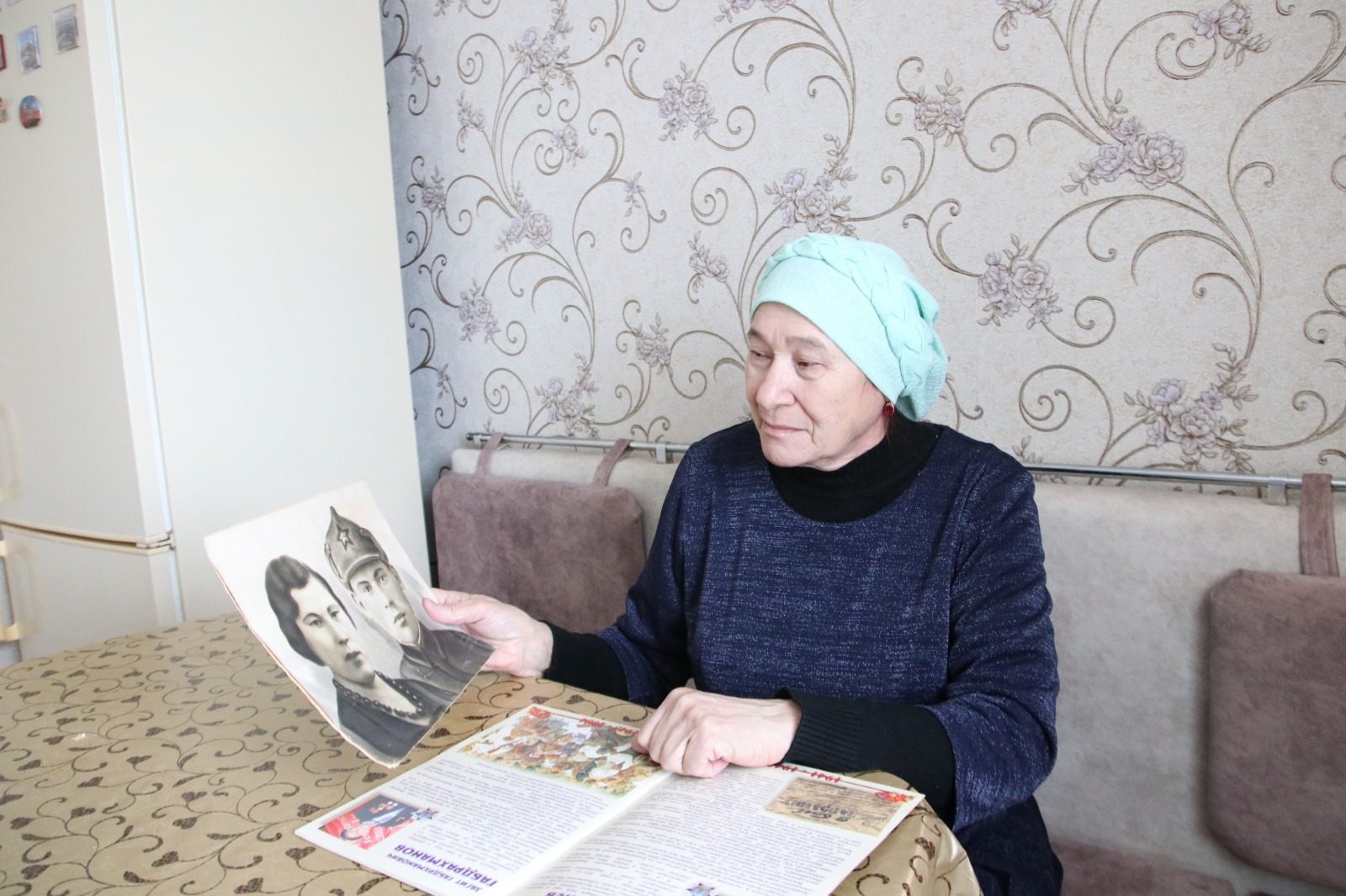 Люция Султанова бережно хранит первую совместную фотографию родителей. /  Фото: Виктор Лушкин
