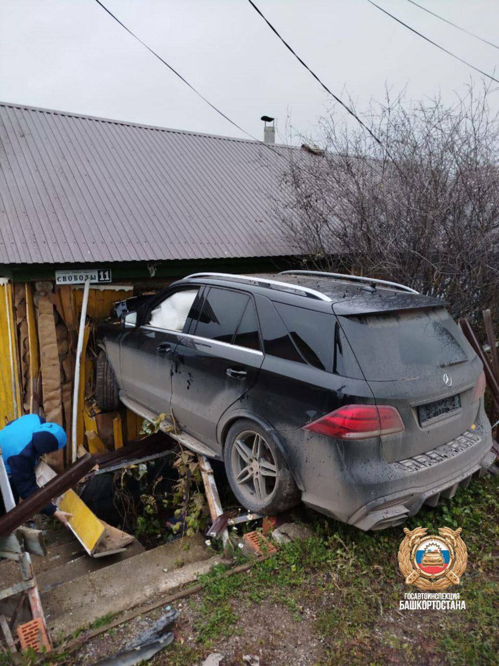 В Октябрьском «Мерседес» влетел в жилой дом