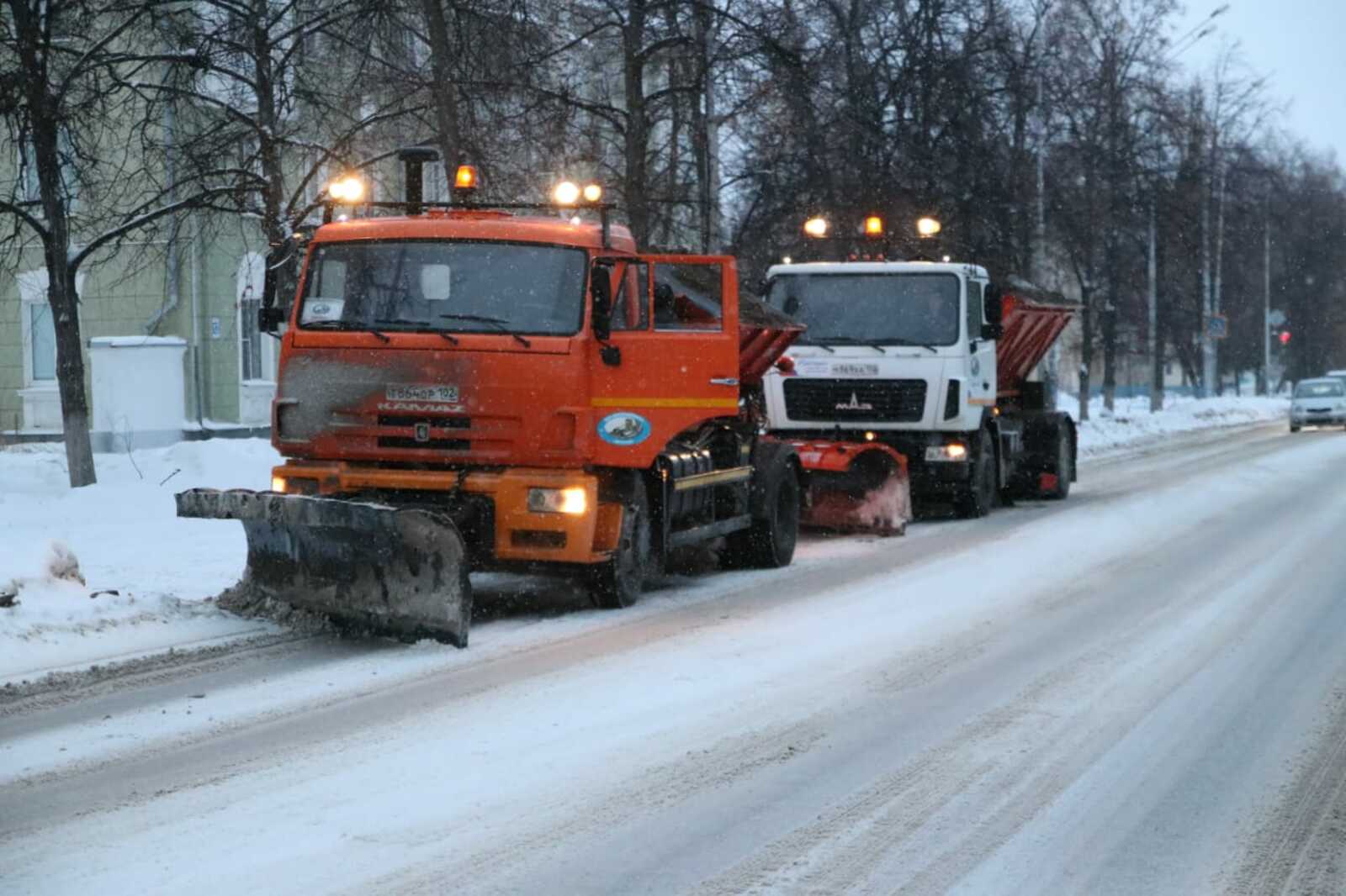 Дорожники Октябрьского задействованы по максимуму в расчистке улиц от снега