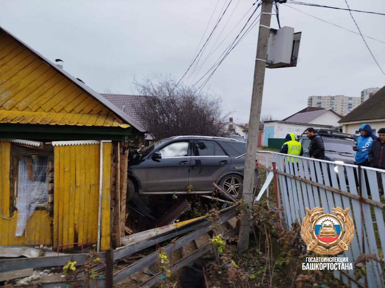 В Октябрьском «Мерседес» влетел в жилой дом