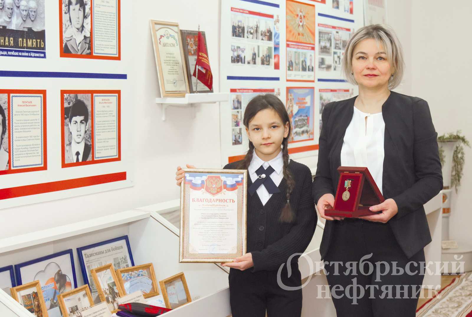 Жене и дочери «Айболита» из Октябрьского вручили награды за помощь фронту