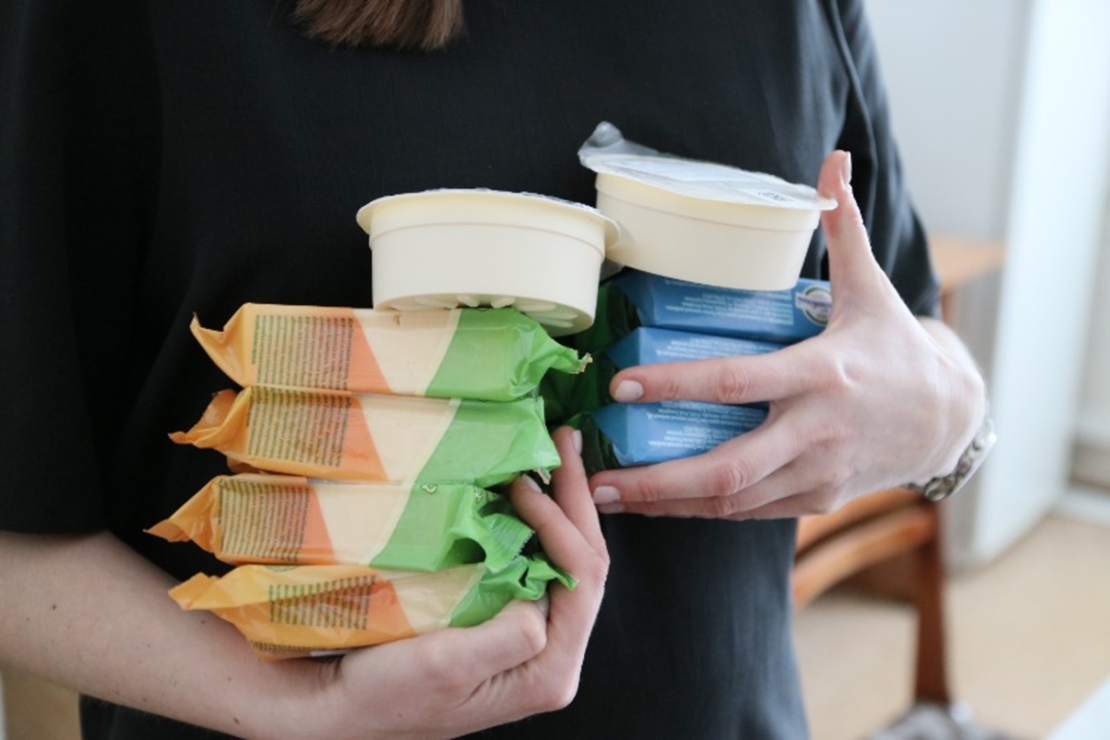 Хранение сыров и сливочного масла тоже должно быть по правилам: сыр в заводской упаковке не терпит перепада температур, а сливочное масло лучше хранить в морозильнике. / Фото: Виктор Лушкин