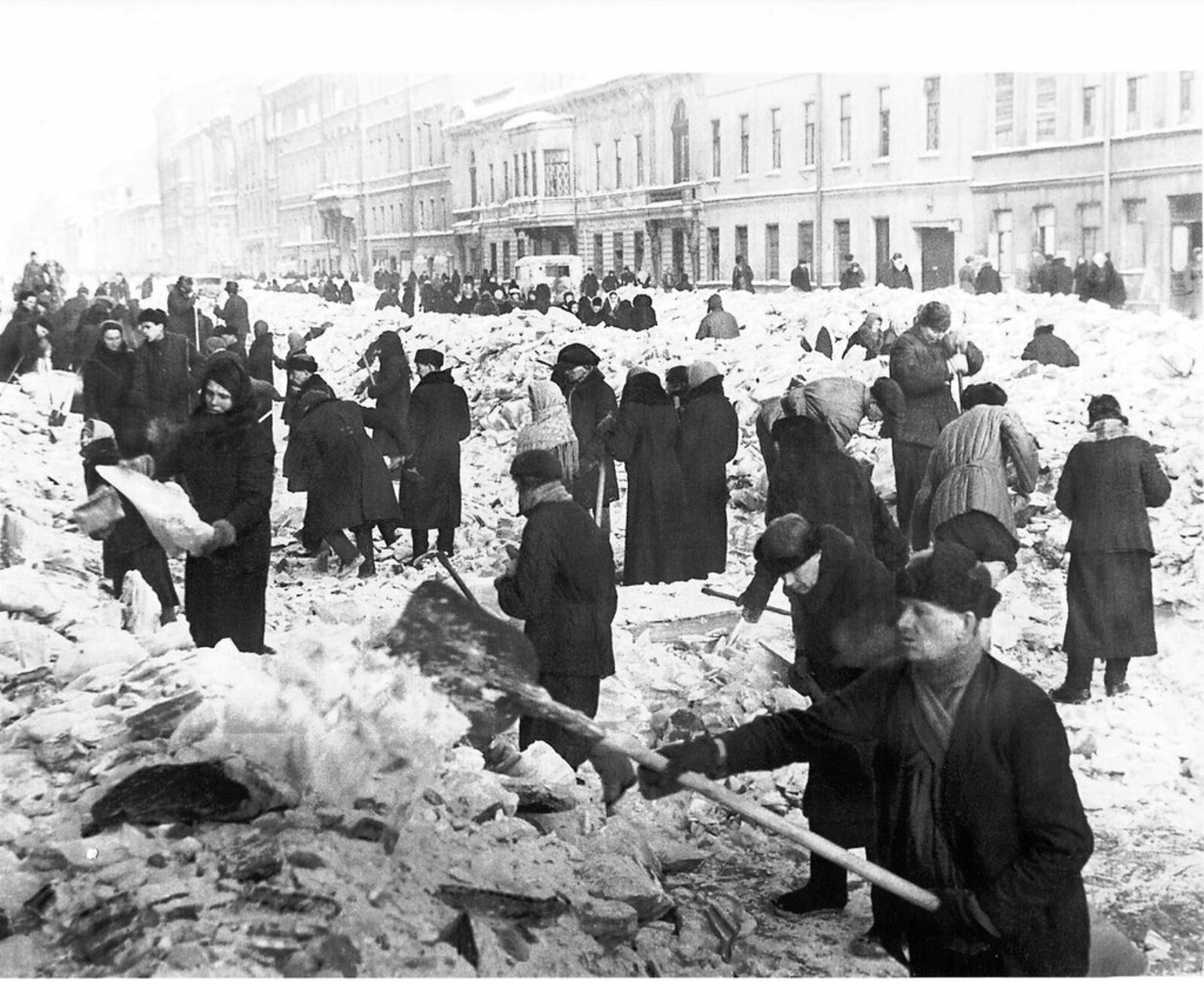 Ленинградцы работают на воскреснике по очистке города на проспекте Володарского. 8 марта1942 г. / Фото: сайт министерства обороны РФ