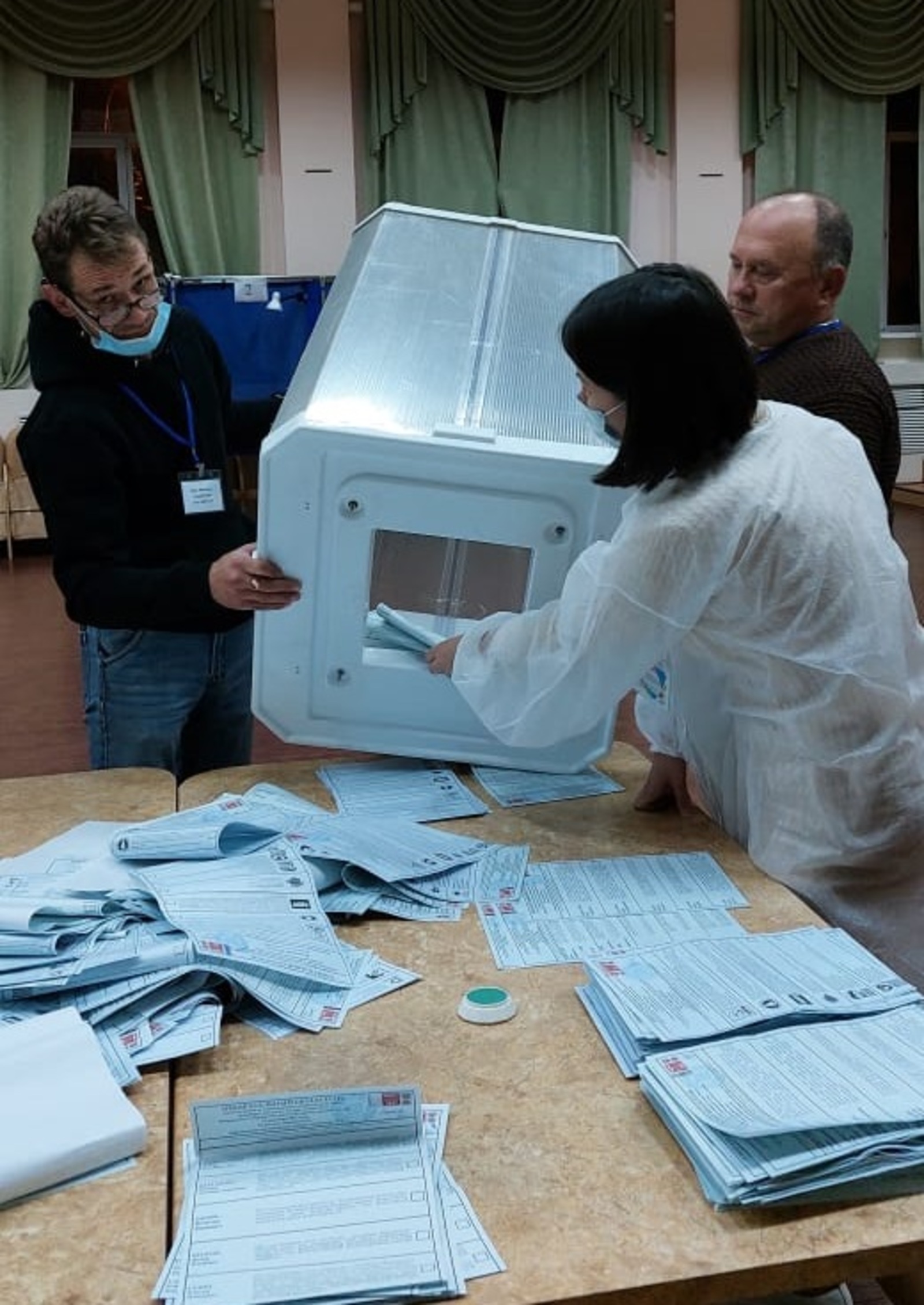 На избирательном участке № 524 в городе Октябрьском, как и на всех 3403 участках Башкирии, идет выемка бюллетеней