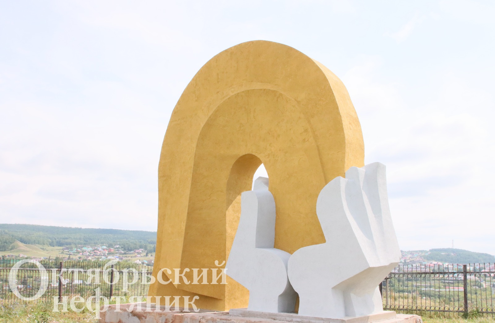 В Октябрьском отреставрировали памятник девонской нефти