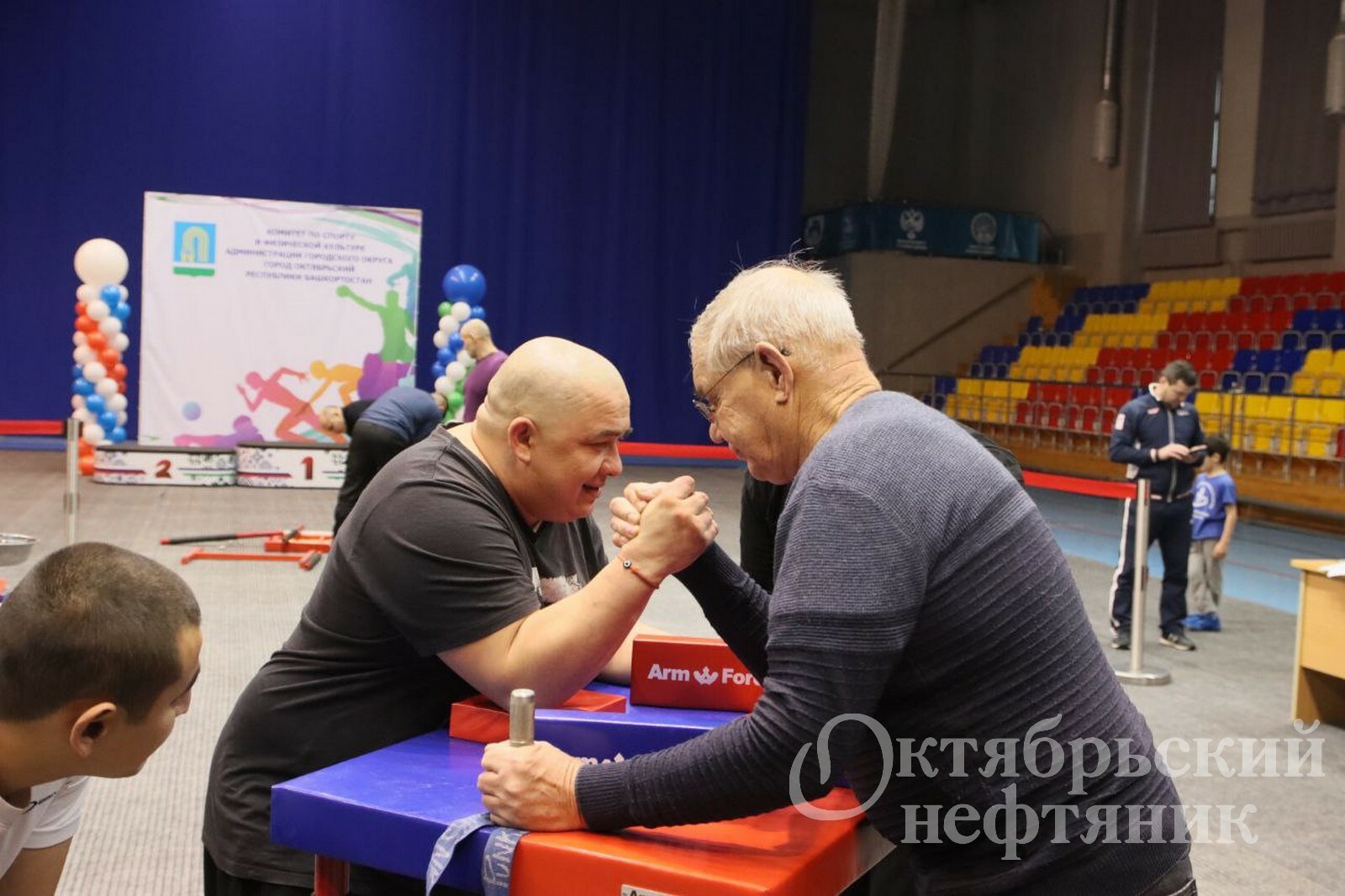 В Октябрьском впервые прошло первенство по армрестлингу среди ветеранов СВО