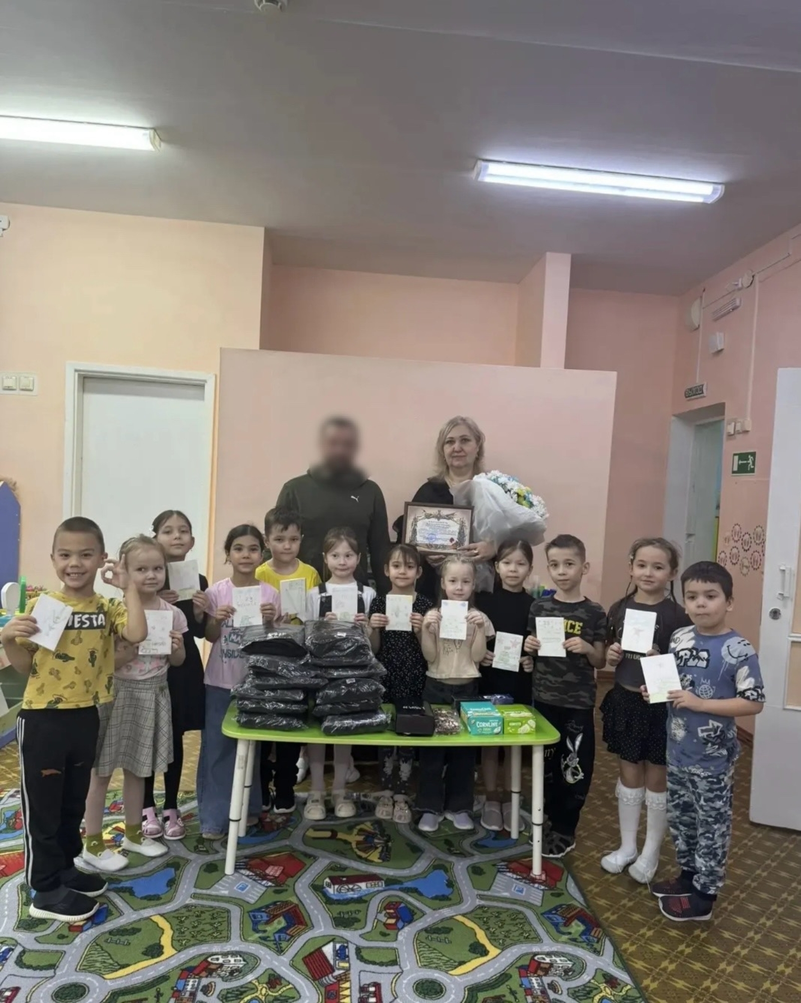 В Октябрьском с детсадовцами общался боец «Миньон»