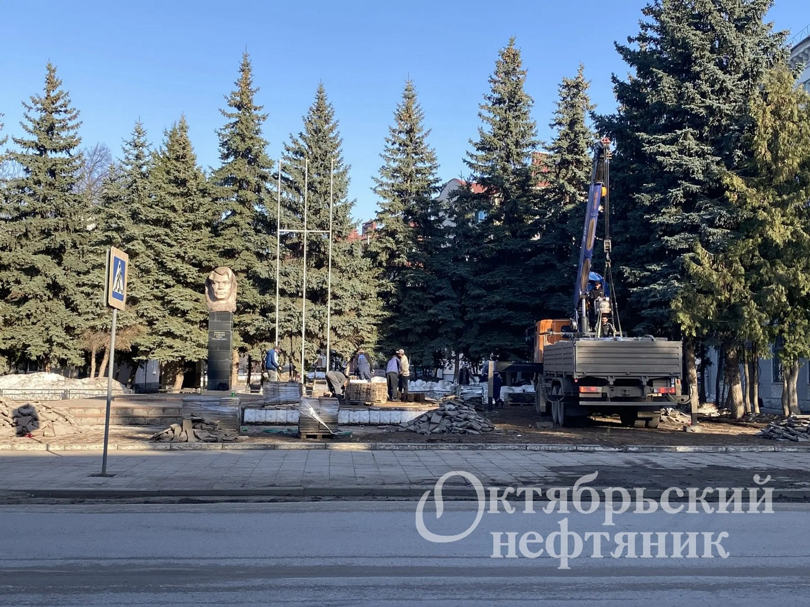 В Октябрьском приступили к реконструкции сквера имени Ивана Губкина
