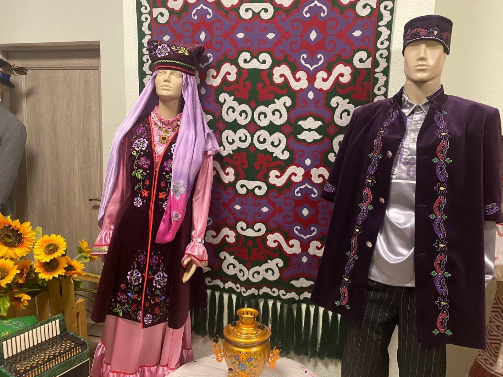 Сотрудники Дома дружбы народов организовали выставку национальных костюмов