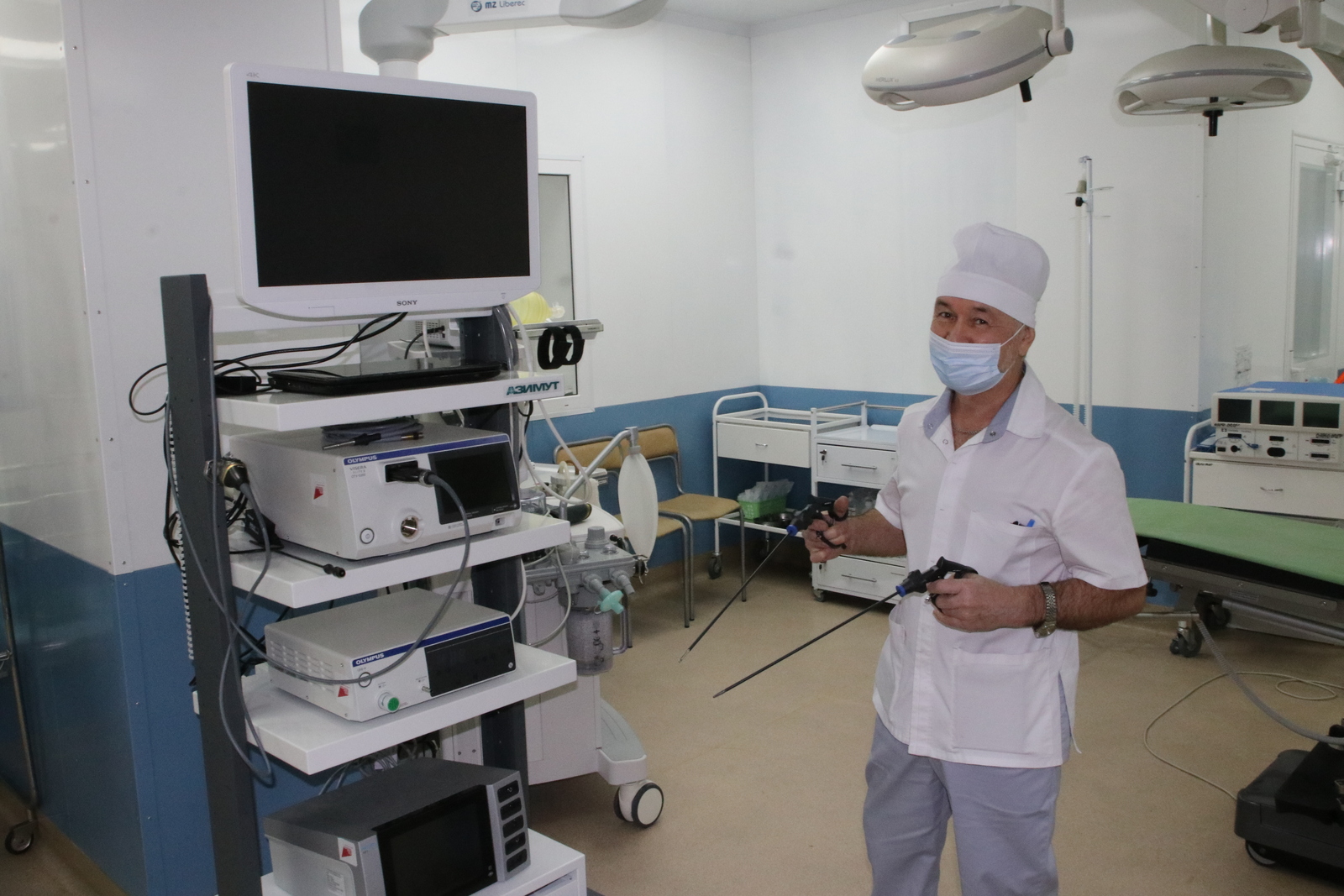 Эндоскопические зажимы — часть нового оборудования, с которым работает хирург Азат Загидуллин, оперируя онкобольных. / Фото:  Дмитрий Голиус