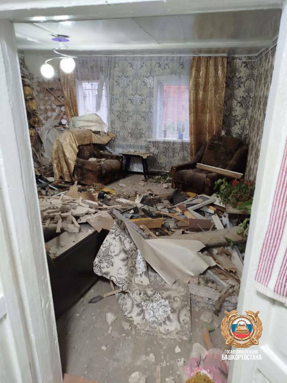 В Октябрьском «Мерседес» влетел в жилой дом