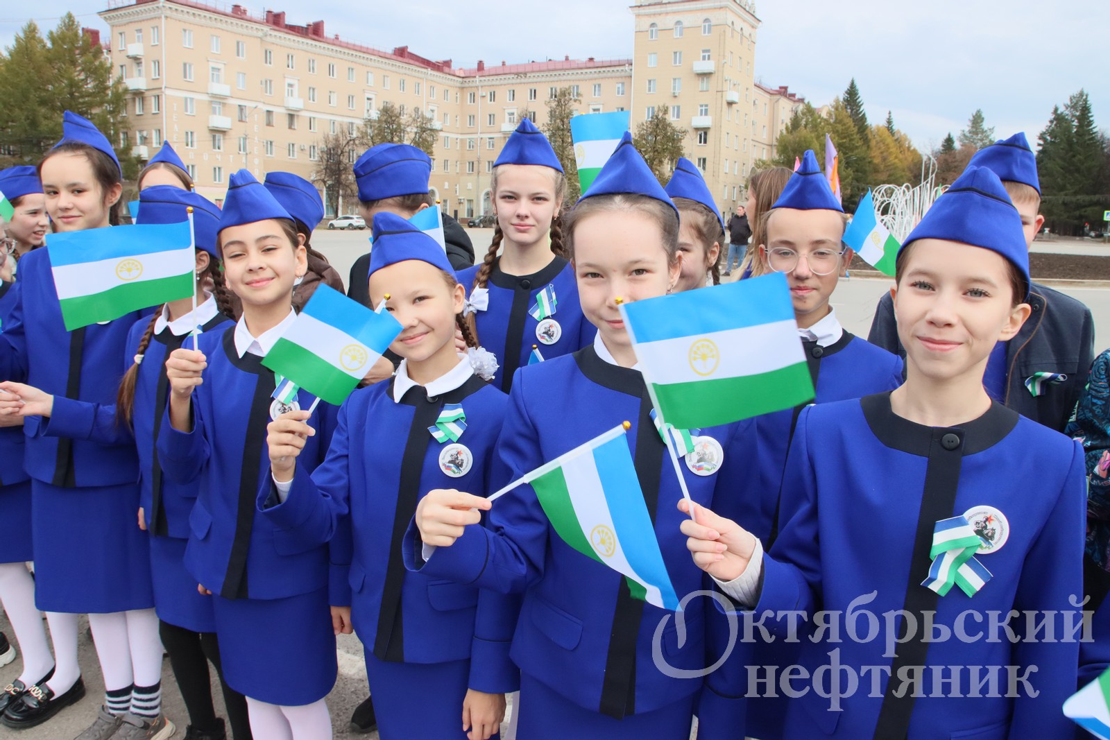В Октябрьском накануне Дня Республики Башкортостан торжественно подняли флаги