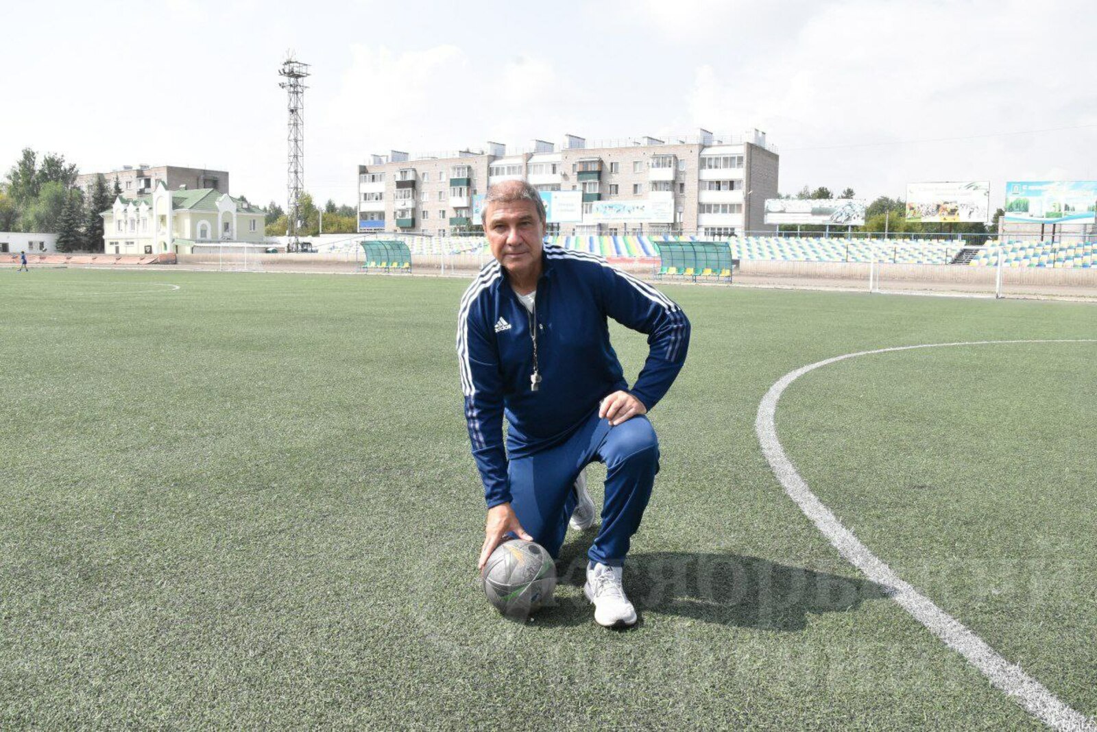 Петрович из Октябрьского учит мальчишек играть в футбол