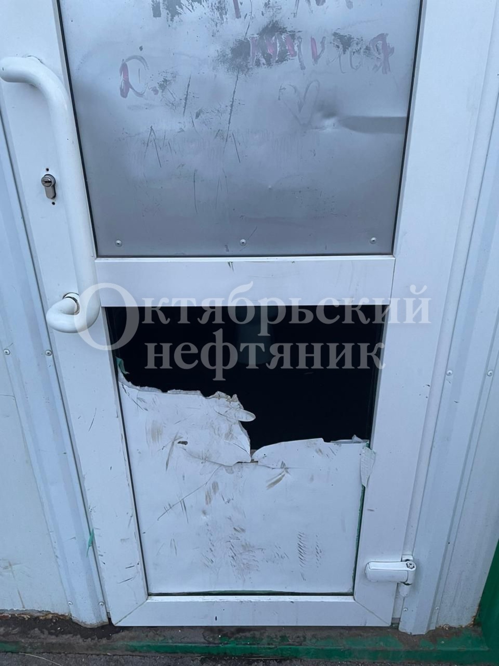 Так выглядела дверь туалета в парке «Дружба», её восстановили / Фото: предоставлено Ильёй Родионовым