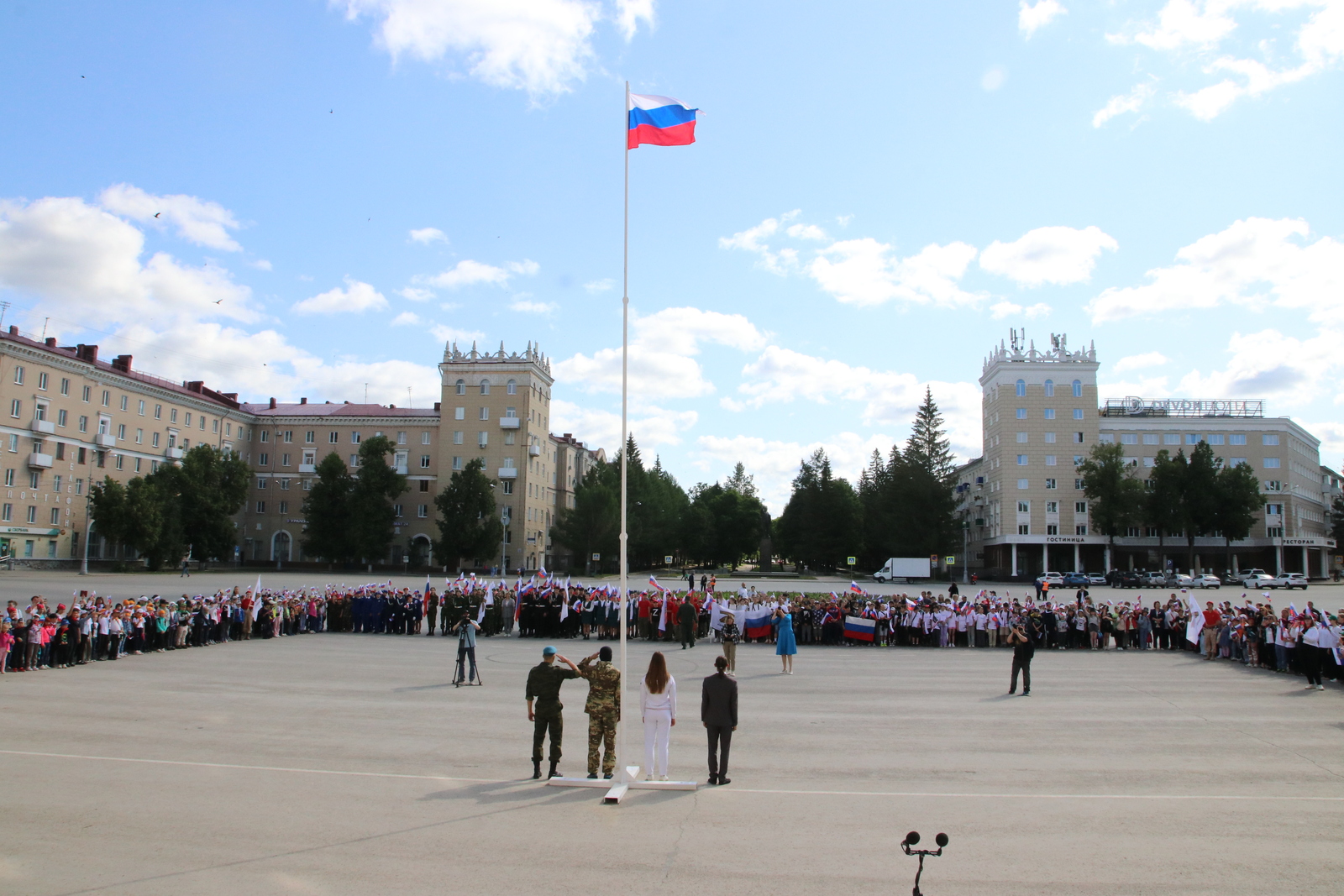 В преддверии Дня России в Октябрьском состоялась церемония торжественного поднятия государственного флага страны