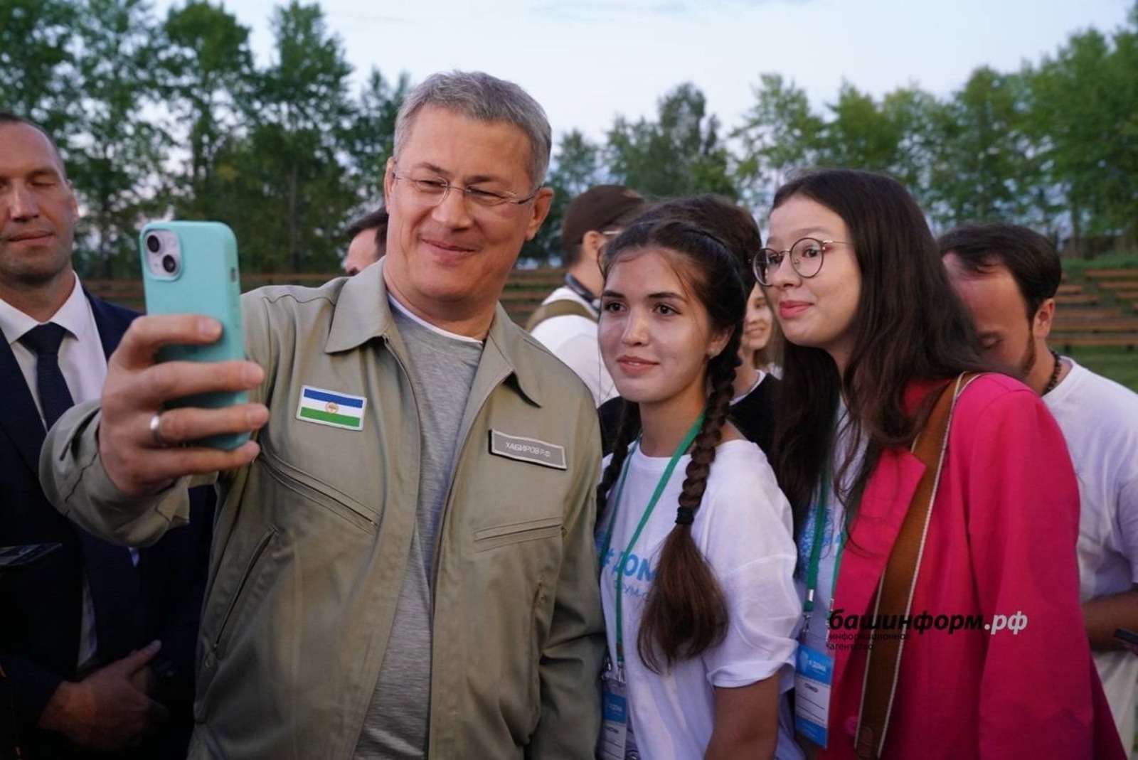 Айсылу Гайсина (крайняя справа) сфотографировалась с главой республики. / Фото: ИА «Башинформ»