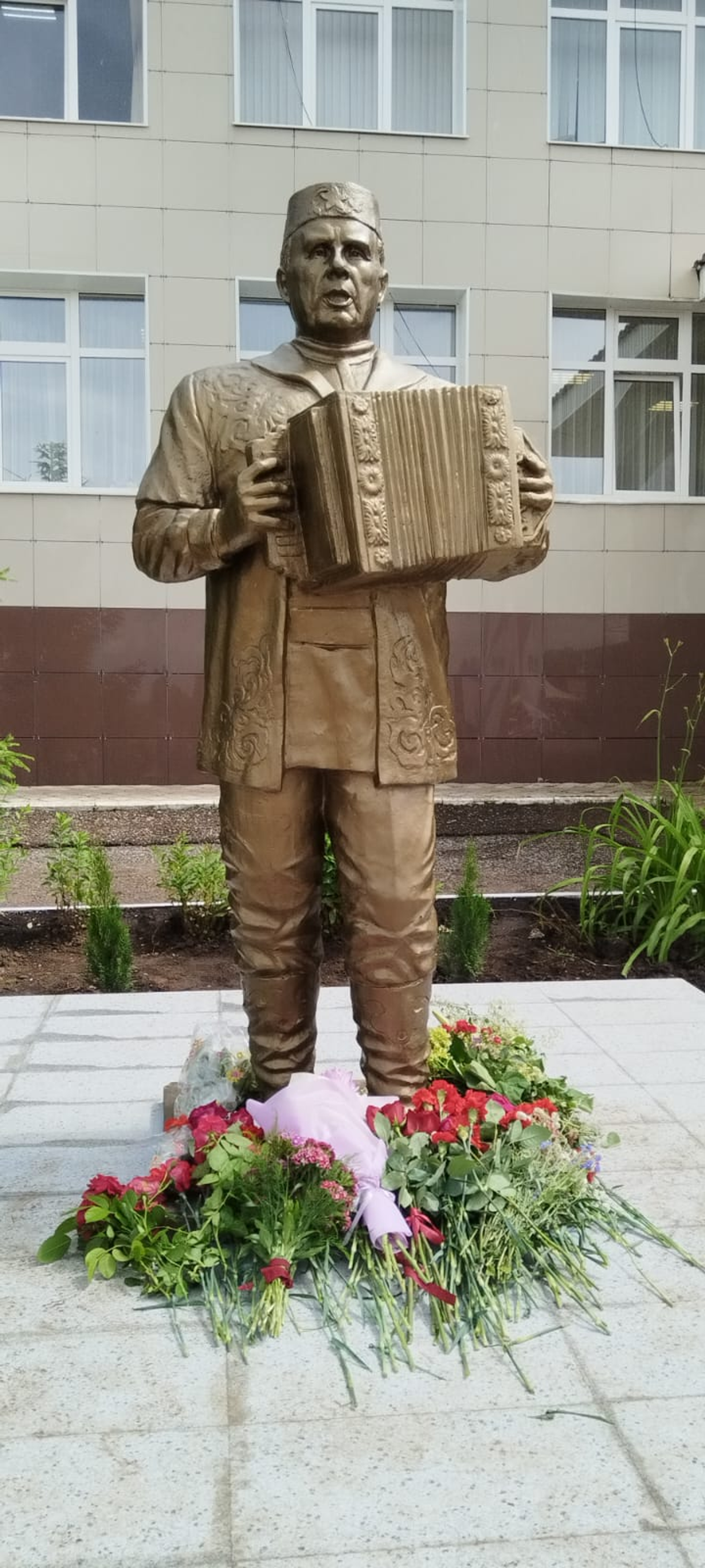 Скульптор из Октябрьского создал памятник народному артисту Башкирии и Татарии