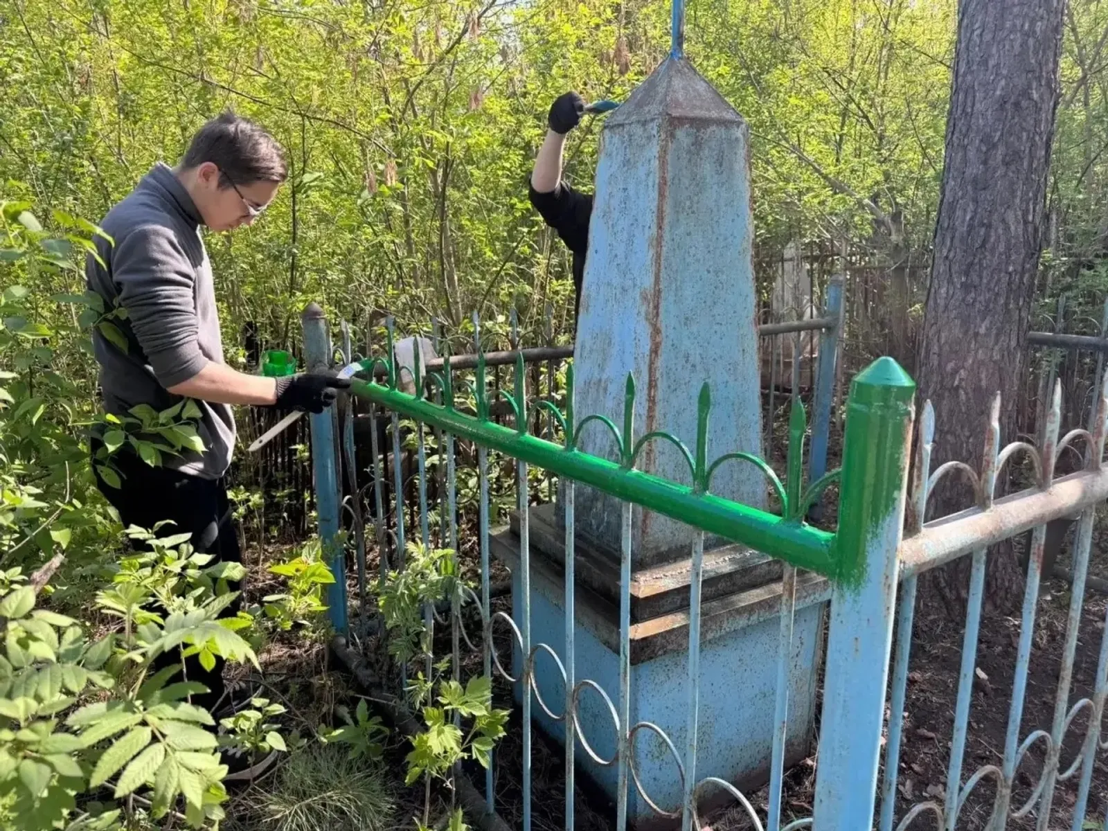 Дворца молодёжи  Студенты Октябрьского провели субботник на местах захоронений героев войны