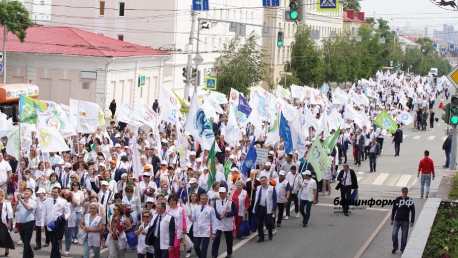 Медики Башкирии приняли участие в профессиональном параде
