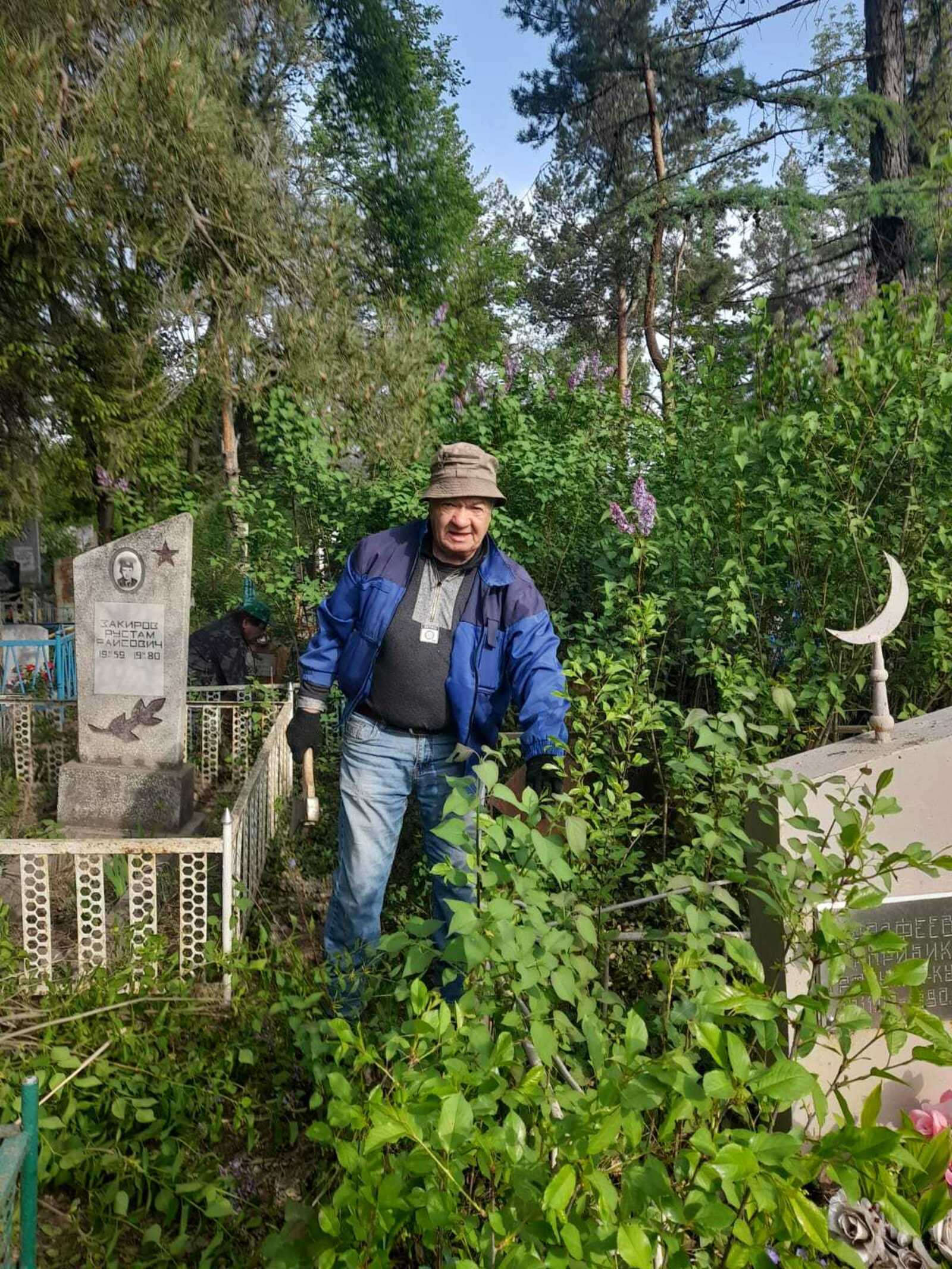 Жители Октябрьского наводят порядок на погостах