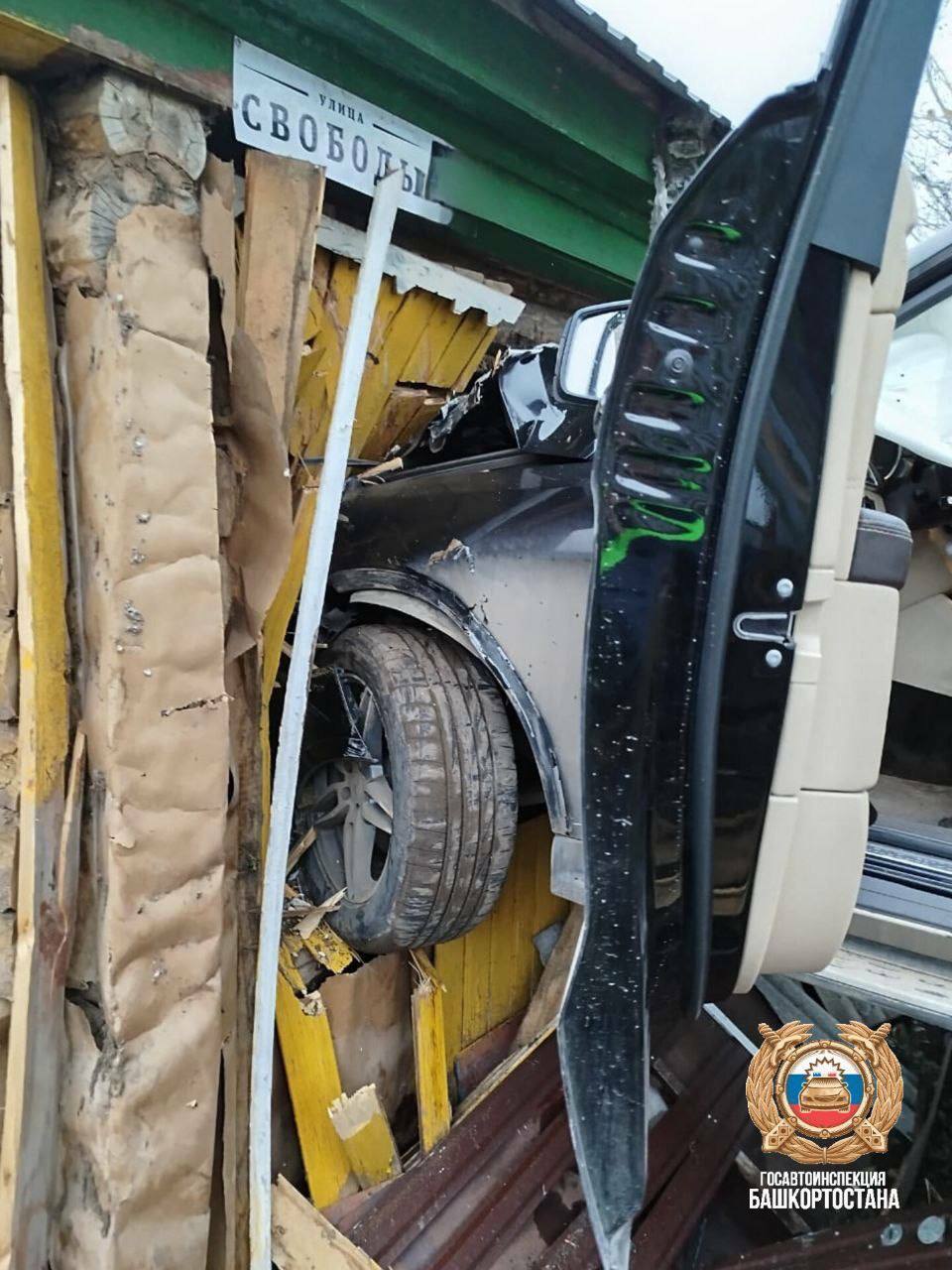 В Октябрьском «Мерседес» влетел в жилой дом