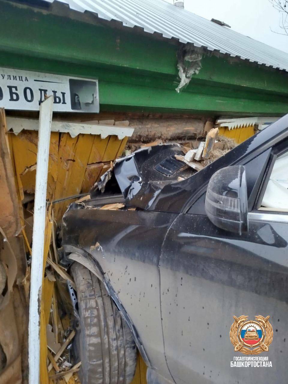 В Октябрьском «Мерседес» влетел в жилой дом