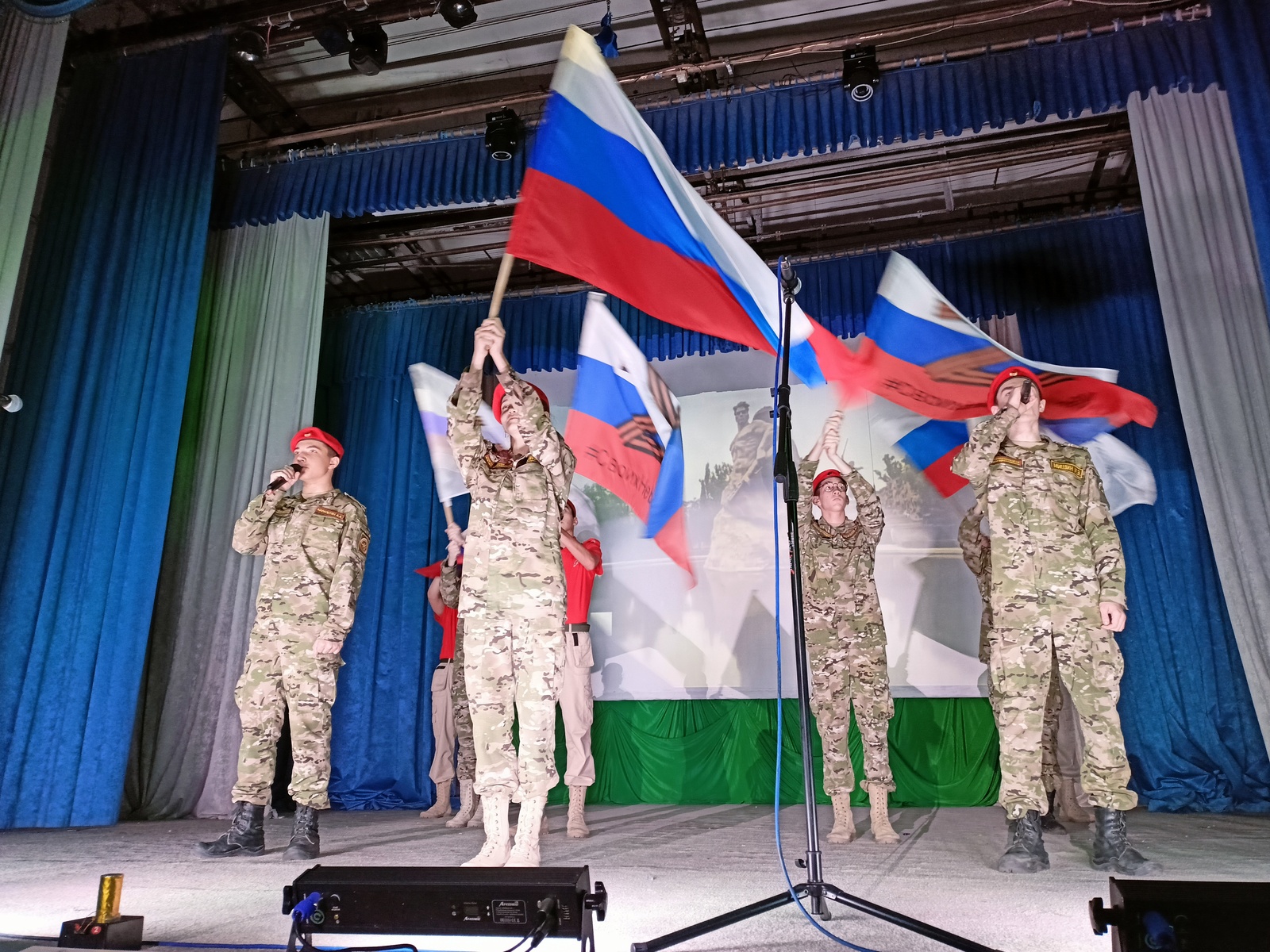 Флаги на концерте развевались под патриотичные песни о России, солдатах и победе. / Фото: Анастасия Аверина