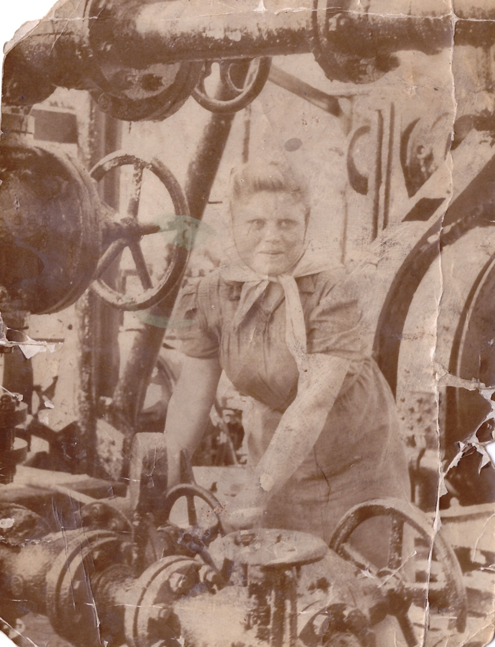 архив НГДУ «Туймазанефть»  Мария Кулакова с фонтанной арматурой, предназначенной для того, чтобы направить девонскую нефть в нефтепарк.