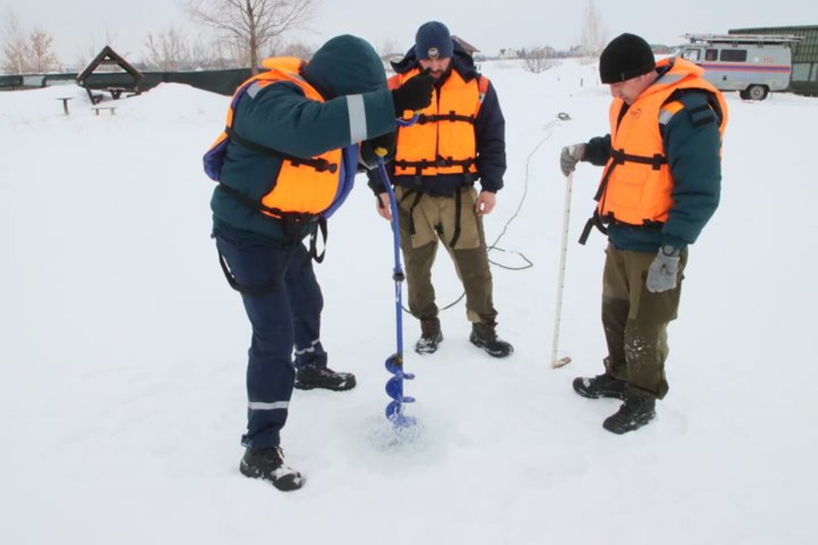 На водных объектах Октябрьского проводят мониторинг льда